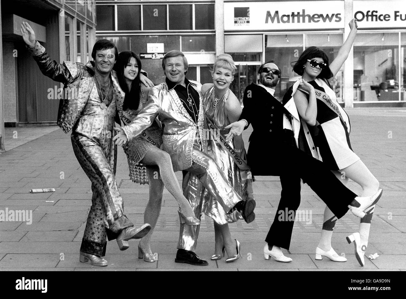 Star-Moderatoren bei der Einführung von Capital Gold. (Von links) Tony Blackburn und Liat Goodson in der GLAM Rock 1970er Jahre Ausrüstung, David Hamilton mit Rachael Welsh in 1950s Stil Ausrüstung und Kenny Everett mit Jackie Colley schwingen in den 1960s. Stockfoto