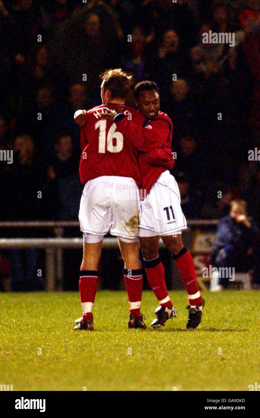 Fußball - Nationwide League Division One - Crewe Alexandra / Manchester City. Rob Hulse (l) von Crewe Alexandra gratuliert seinem Teamkollegen Rodney Jack zu seinem Tor gegen Manchester City Stockfoto