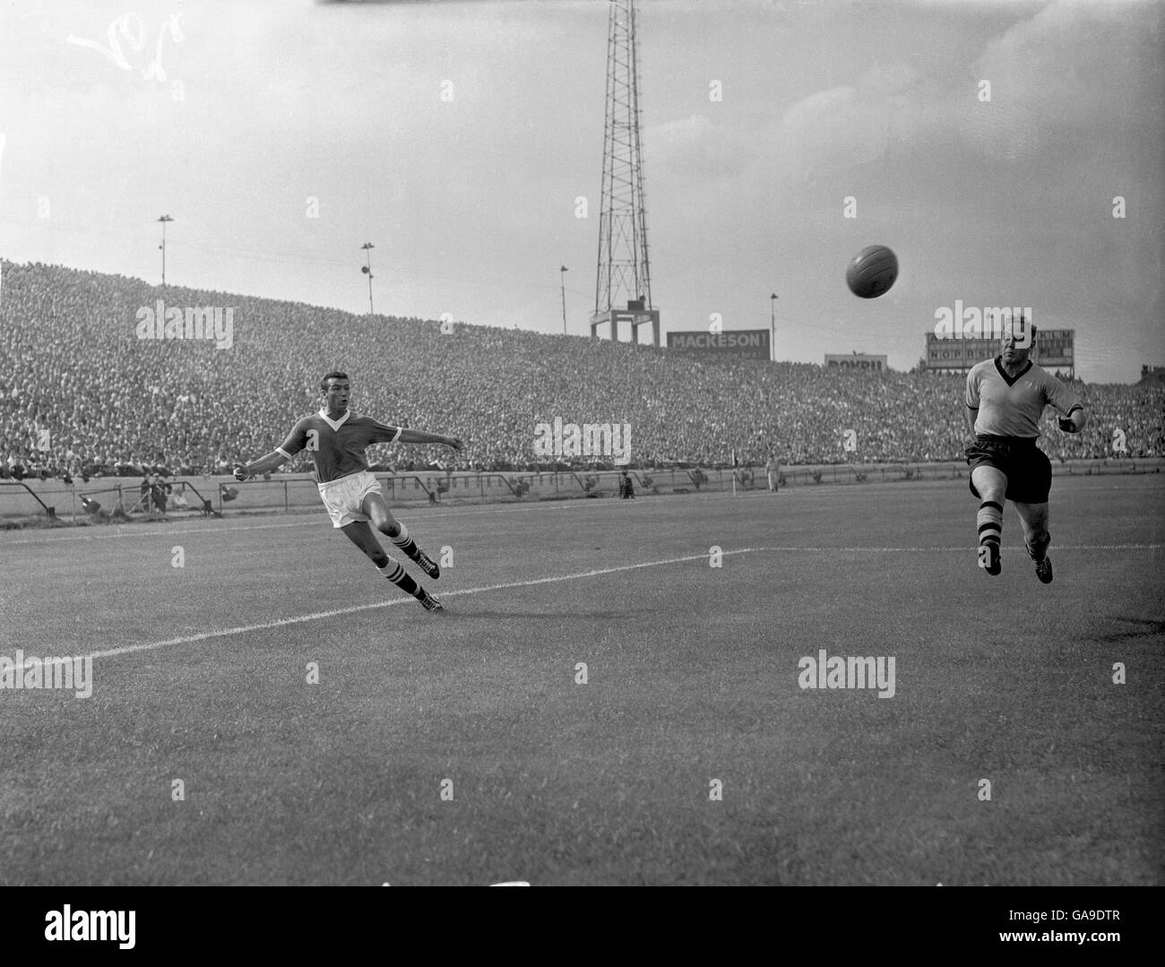 Peter Brabrook (l) von Chelsea überquert den Ball über Wolverhampton Wanderers' Billy Wright (r) Stockfoto