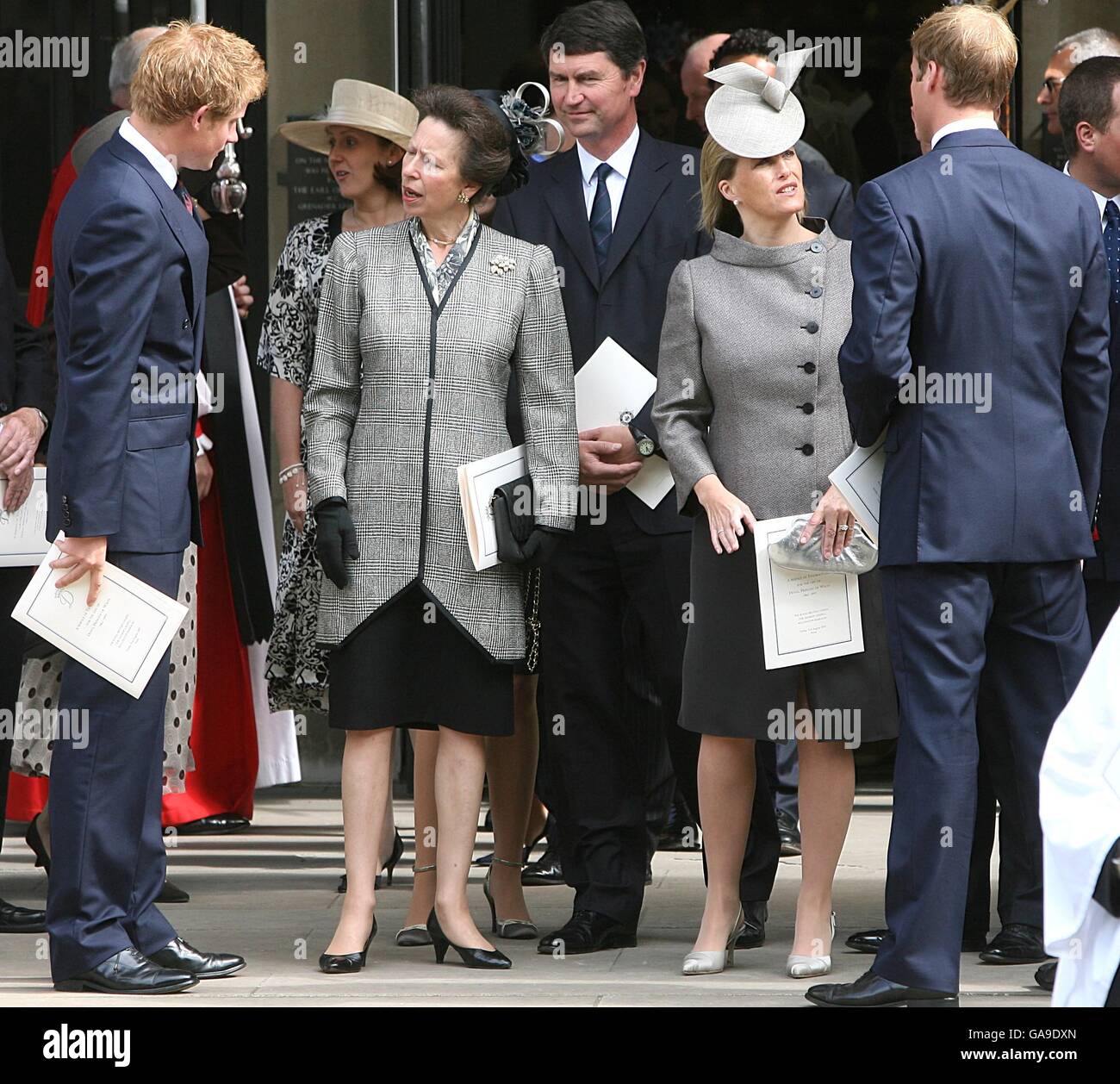 (L-R) Prinz Harry, Prinzessin Anne, Vizeadmiral Timothy Laurence, Sophie, Gräfin von Wessex und Prinz William nach dem Gottesdienst zum Thanksgiving für das Leben von Diana, Prinzessin von Wales, in der Guards' Chapel, London. DRÜCKEN SIE VERBANDSFOTO. Bilddatum:Freitag, 31. August 2007. Prinz William und Prinz Harry organisierten den Erntedankgottesdienst, um an das Leben ihrer Mutter am zehnten Todestag zu erinnern. Siehe PA DIANA Geschichten. Das Foto sollte lauten:Lewis Whyld/PA Wire Stockfoto