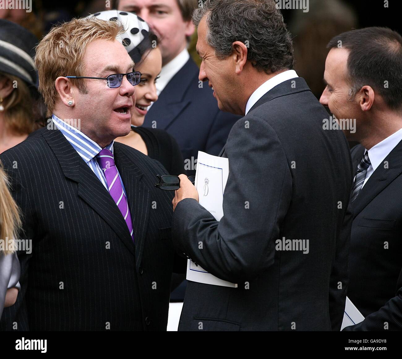 Sir Elton John spricht mit dem Starfotografen Mario Testino (Vordergrund), während Camilla Al Fayed mit David Furnish (Hintergrund) nach dem Thanksgiving-Gottesdienst für das Leben von Diana, Prinzessin von Wales, in der Guards' Chapel in London spricht. DRÜCKEN Sie VERBANDSFOTO. Bilddatum:Freitag, 31. August 2007. Prinz William und Prinz Harry organisierten den Erntedankgottesdienst, um dem Leben ihrer Mutter am zehnten Todestag zu gedenken. Siehe PA DIANA Geschichten. Der Bildnachweis sollte lauten:Lewis Whyld/PA Wire Stockfoto