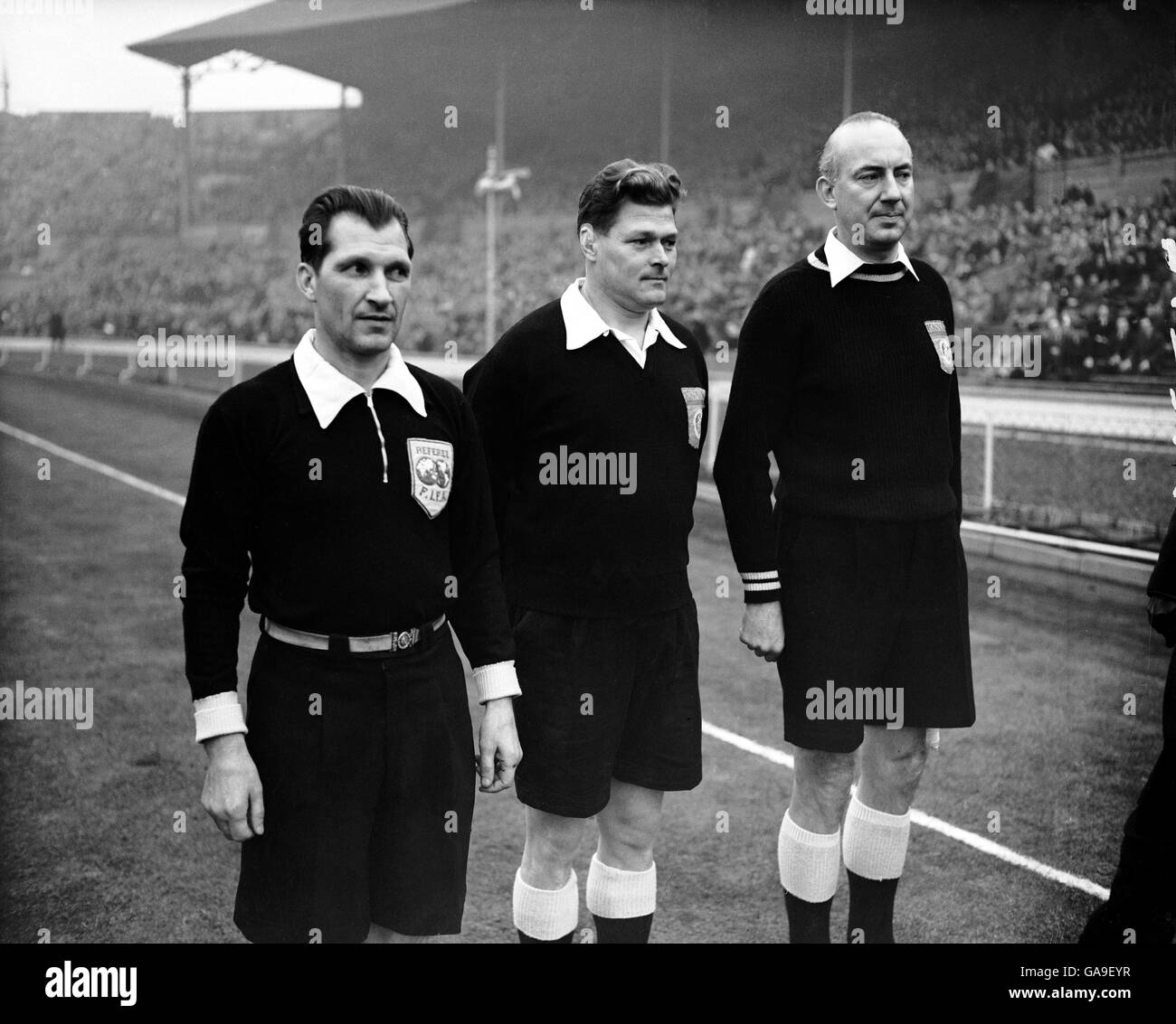 Fußball - freundlich - England gegen Frankreich. Schiedsrichter Nikolai Latychev (l.) mit seinen beiden Linienleuten Stockfoto