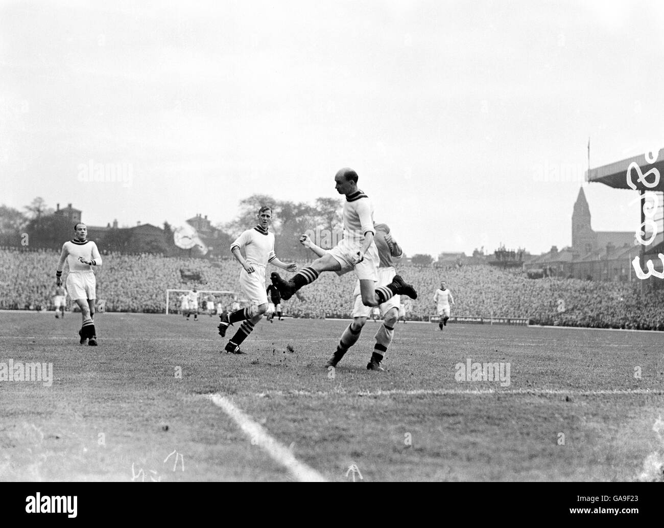 (L-R) George Cummings und Jimmy Allen von Aston Villa sehen zu Als Teamkollege hoofs Ernie Callaghan den Ball frei Stockfoto