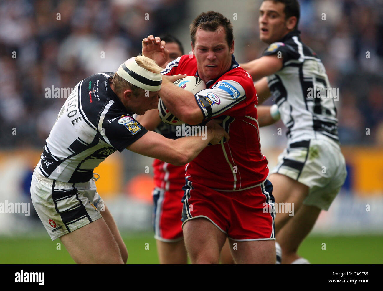 Hull Kingston Rovers' Rhys Lovegrove übergibt Shaun von Hull Briscoe auf dem Weg zu einem Versuch Stockfoto