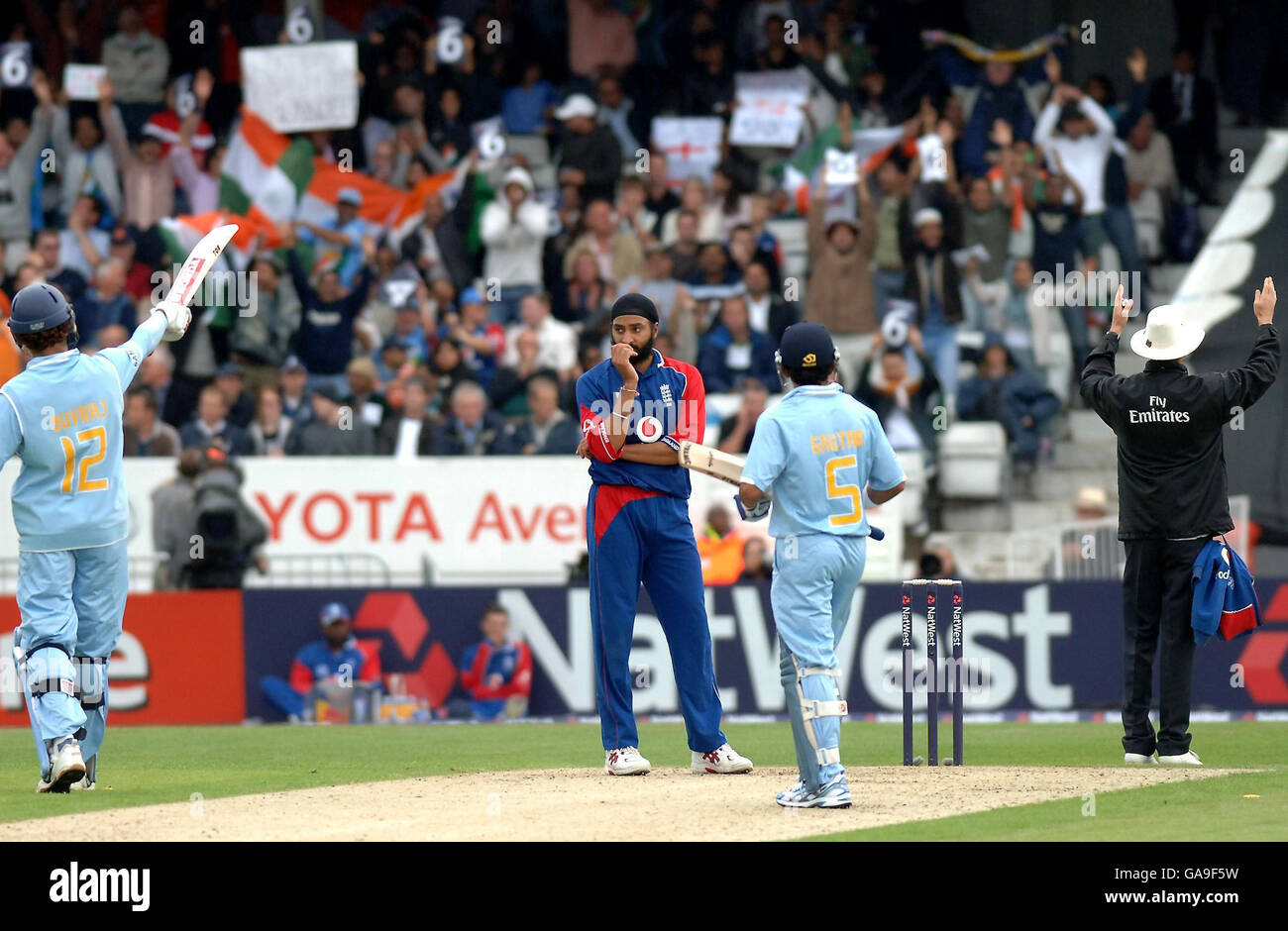 Der englische Bowler Monty Panesar ist frustriert, als der indische Yuvraj Singh (links) während der Fifth NatWest One Day International in Headingley, Leeds, eine sechs für seine fünfzig schlägt. Stockfoto