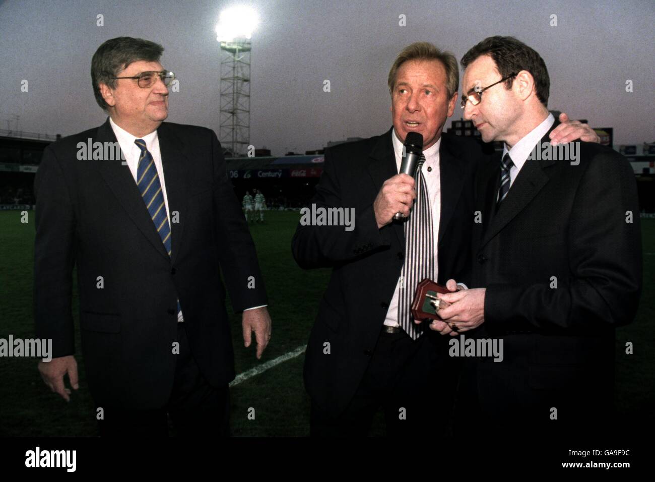 Keltischer Manager Martin O'Neill mit Alan Birchinall und Out Going vorsitzender John Elsom Stockfoto