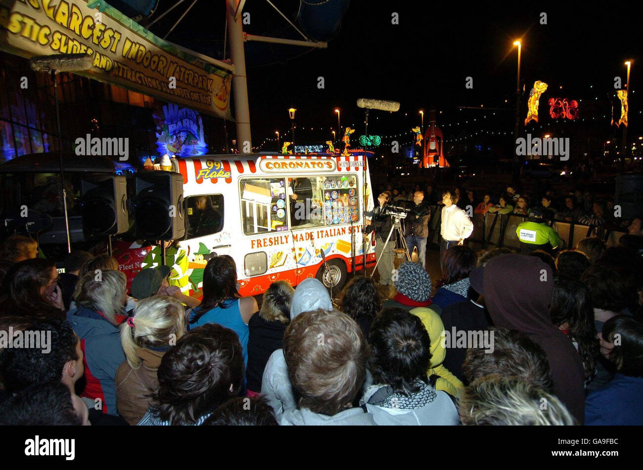Russell Brand spielt seine abendliche BBC Radio 2 Show live aus einem Eiswagen auf Blackpool Promenade in Blackpoool. Stockfoto
