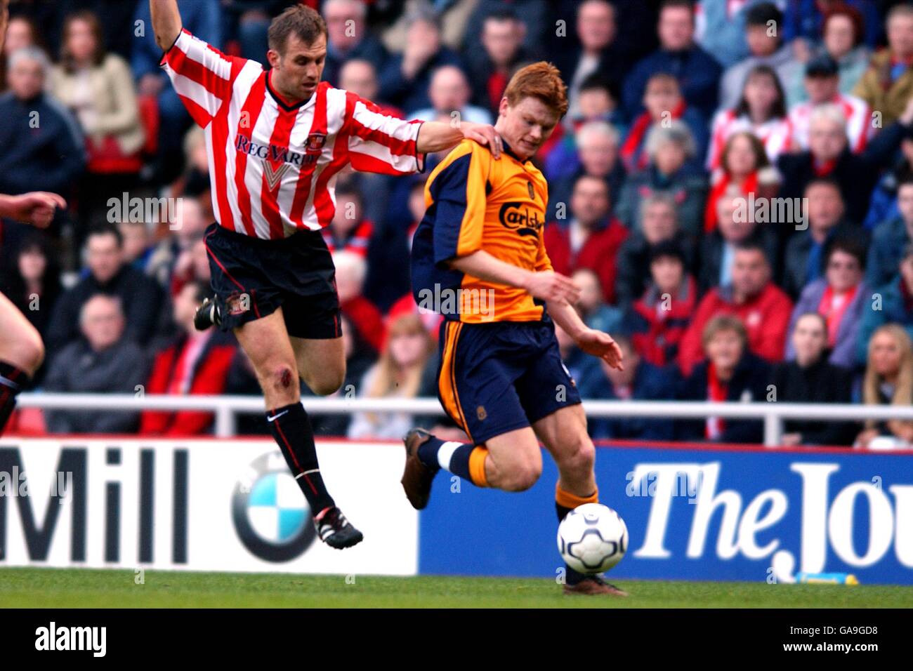 Fußball - FA Barclaycard Premiership - Sunderland / Liverpool. Darren Williams von Sunderland kann nicht verhindern, dass John Arne Riise von Liverpool durchläuft Stockfoto