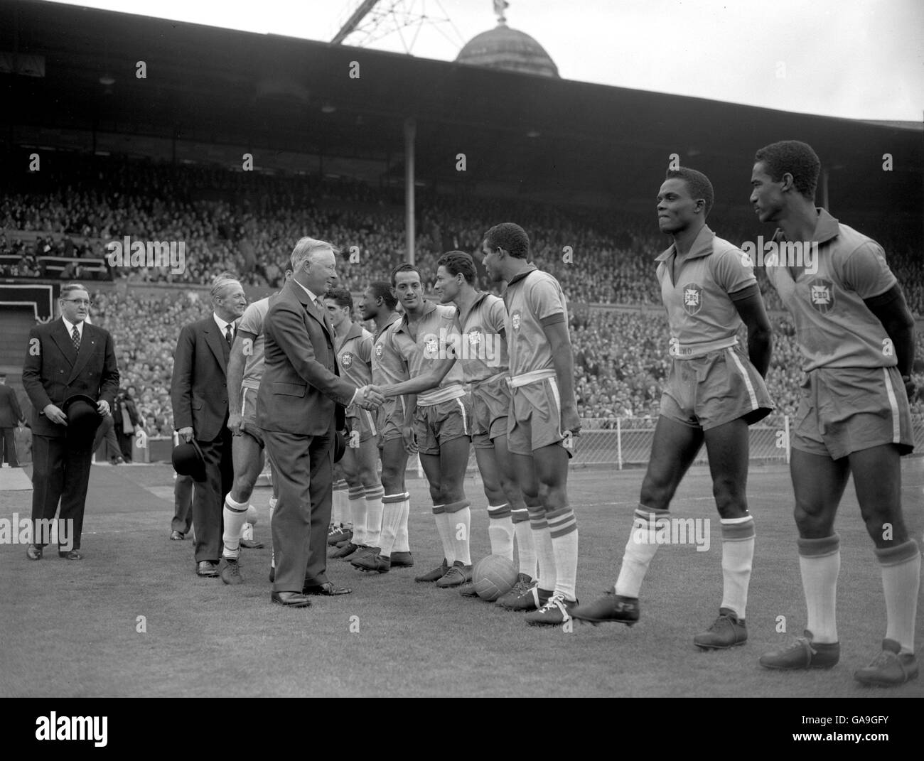 Der Duke of Norfolk trifft die brasilianische Mannschaft vor dem Spiel. Stockfoto