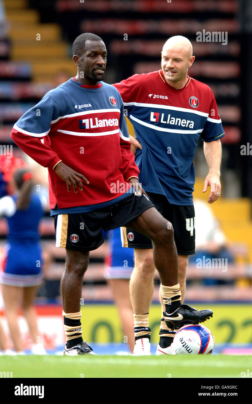Charlton Athletic ist Danny Mills (r) und Chris Powell (l) warm Vor dem Anpfiff Stockfoto