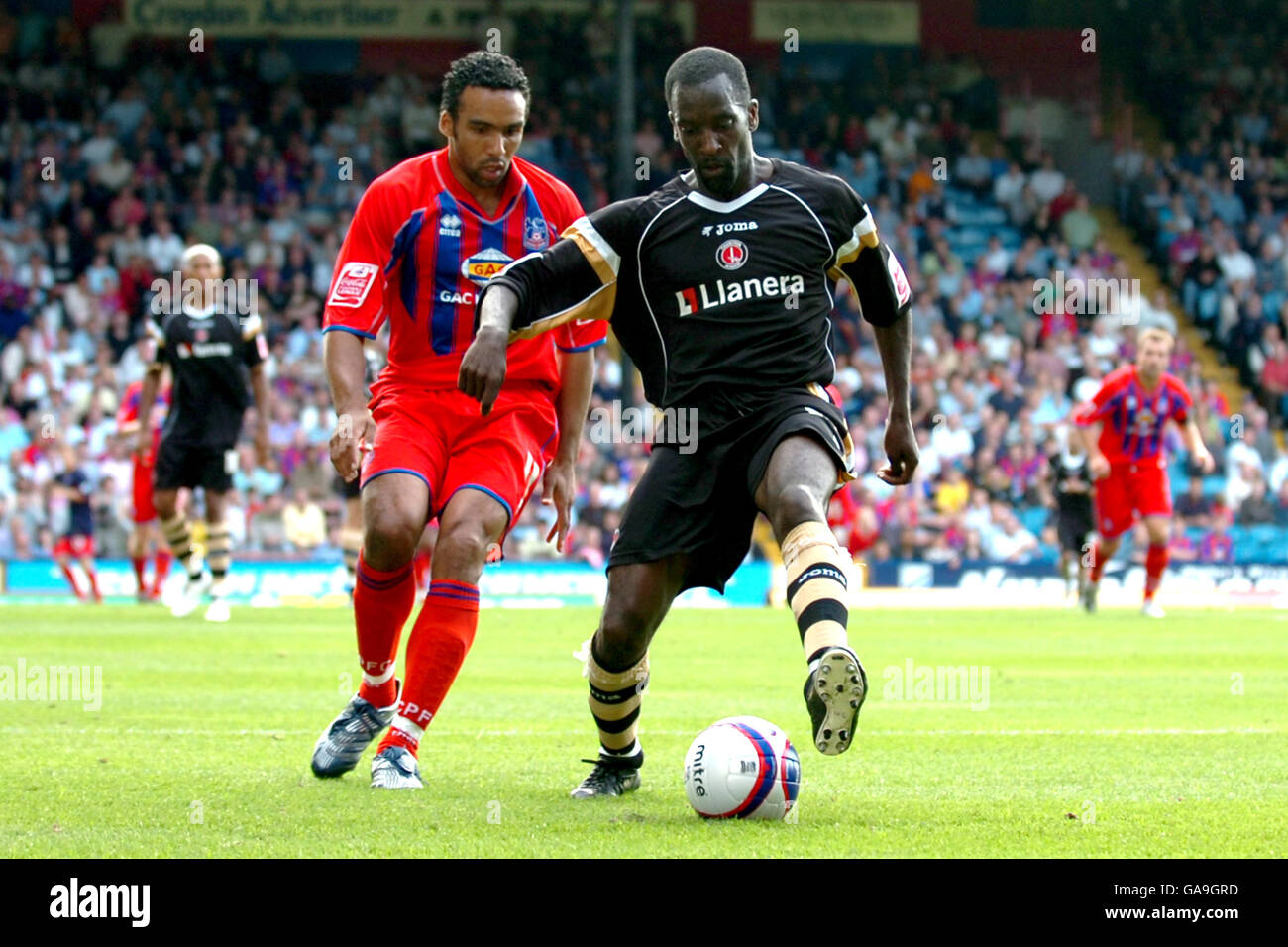 Fußball - Coca-Cola Football League Championship - Crystal Palace / Charlton Athletic - Selhurst Park. Chris Powell (r) von Charlton Athletic und Paul Ifill (l) von Crystal Palace kämpfen um den Ball Stockfoto