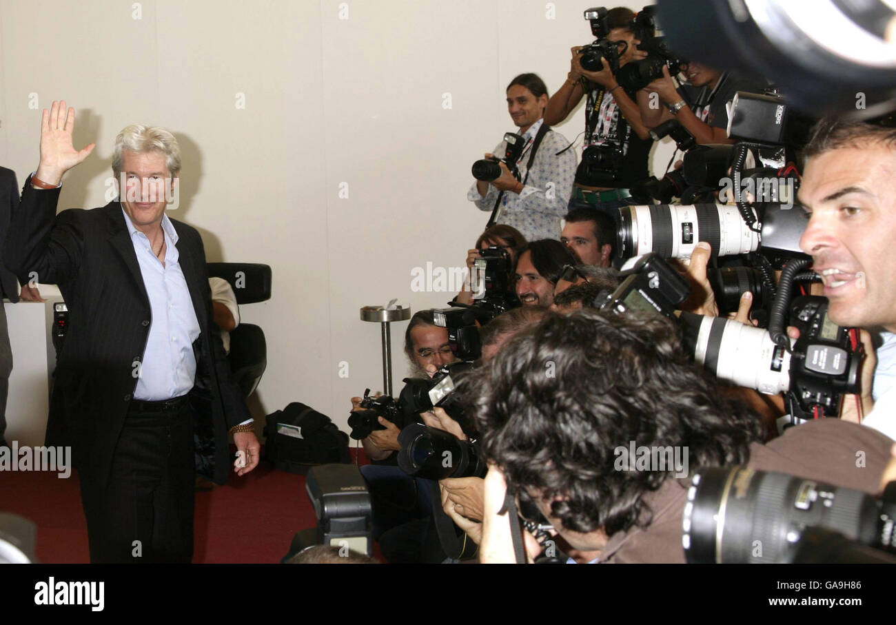 AP OUT: Richard Gere posiert für Fotografen bei einer Fotoschau für den Film 'The Hunting Party', während des Filmfestivals in Venedig in Italien. Stockfoto