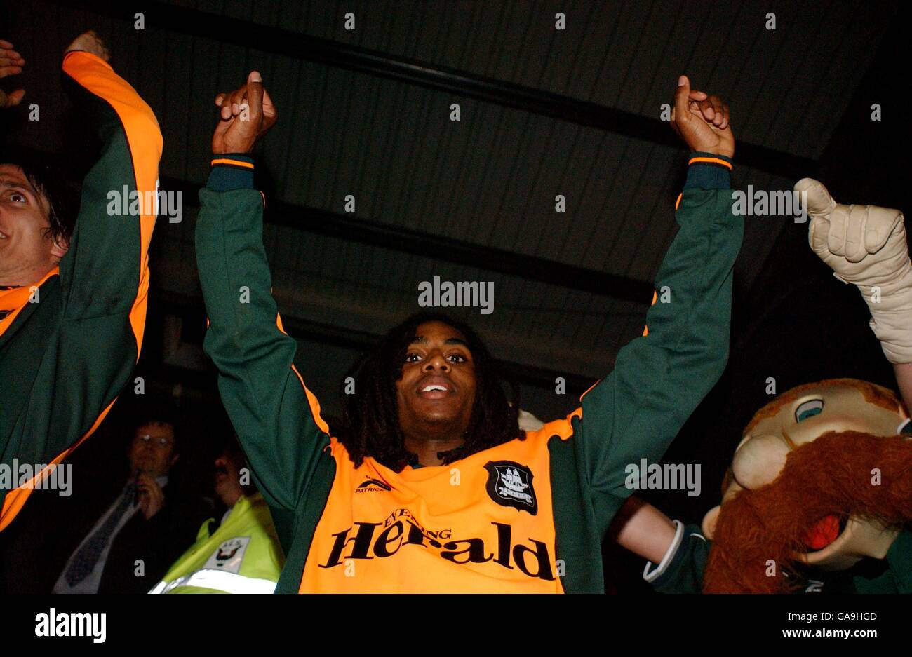 Fußball - Nationwide League Division Three - Darlington / Plymouth Argyle. Jason Bent von Plymouth Argyle feiert den Aufstieg in die zweite Liga als Champions Stockfoto