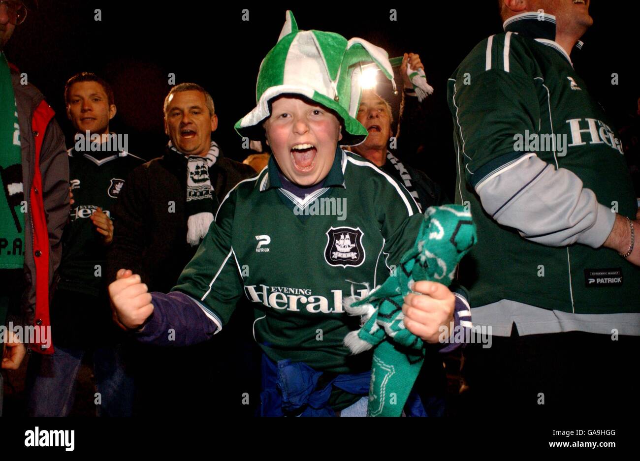 Fußball - Nationwide League Division Three - Darlington / Plymouth Argyle. Die Fans von Plymouth Argyle feiern die Beförderung in die zweite Liga als Champions Stockfoto