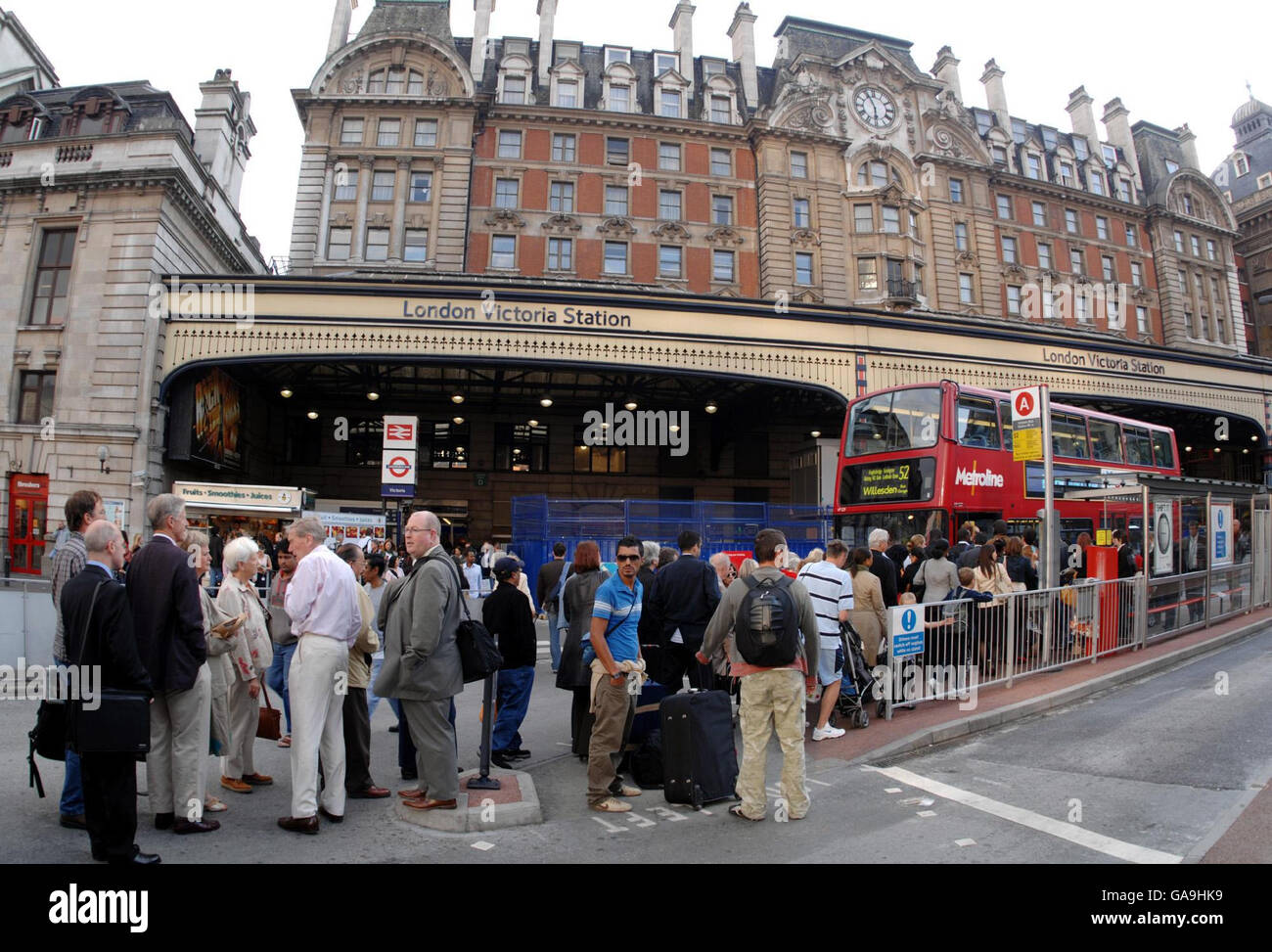 Röhrenschlag. Pendler stehen an der Victoria Station für Busse an, nachdem sie von der U-Bahnstation abgewiesen wurden. Stockfoto
