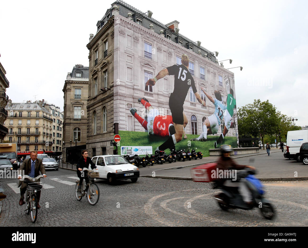 Ein Gebäude an der Avenue de la Grande Armee in Paris ist mit einem Rugby-Wandgemälde bedeckt, um die Rugby-Weltmeisterschaft zu fördern, die morgen in Paris beginnt. Stockfoto