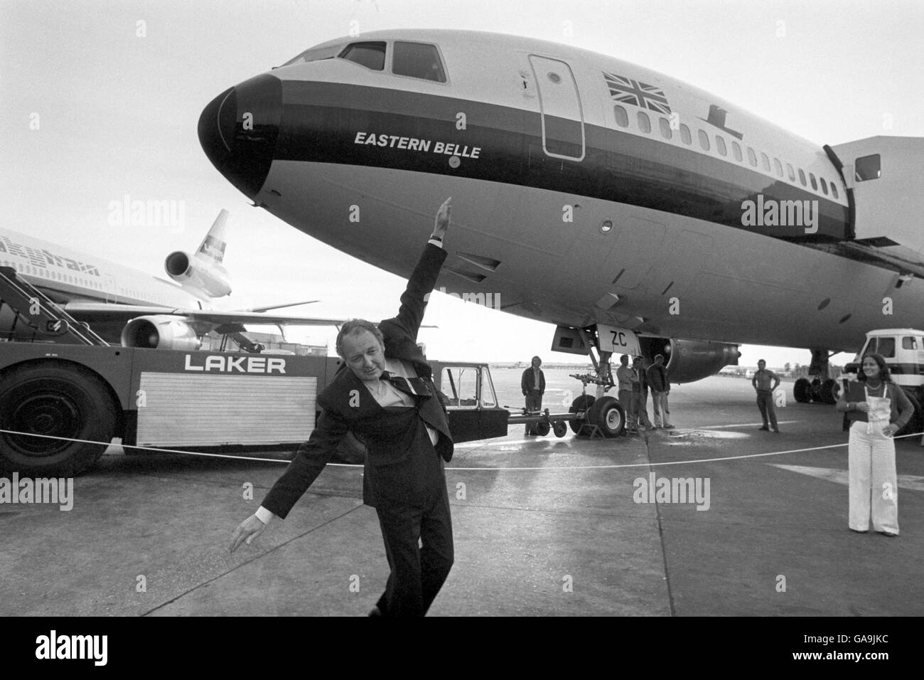 Sir Freddie Laker startet den Skytrain. Sir Freddie Laker am Flughafen Gatwick für den Erstflug von Skytrain. Stockfoto