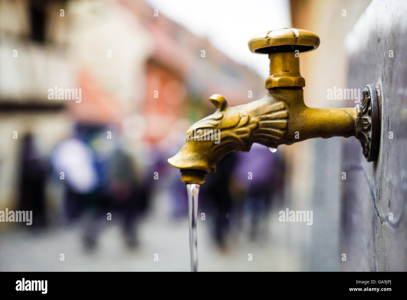 Goldene Hydrant Rohr Wasserhahn Stockfoto