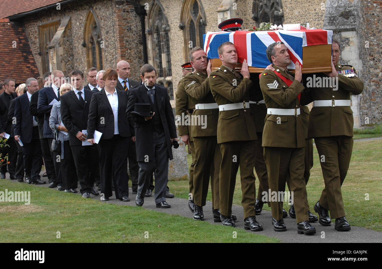 Die Familie des privaten John Thrumble, der in Afghanistan durch einen amerikanischen 'freundlichen Brand' getötet wurde, folgt seinem Sarg, der heute die Allerheiligen-Kirche in Chelmsford, Essex verlässt. Stockfoto