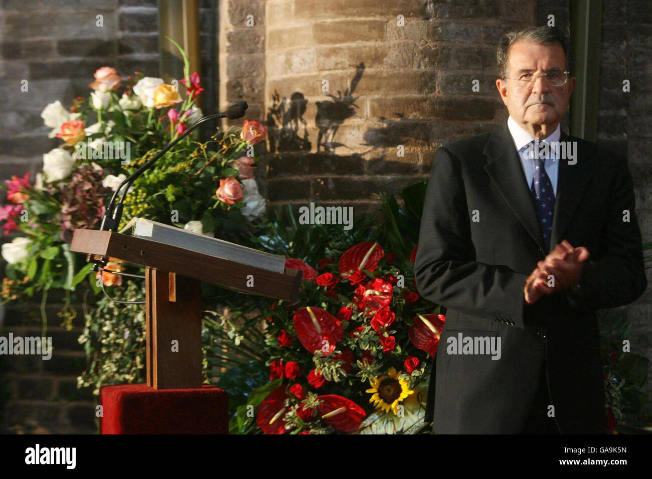 Der italienische Premierminister Romano Prodi bei der Beerdigung des