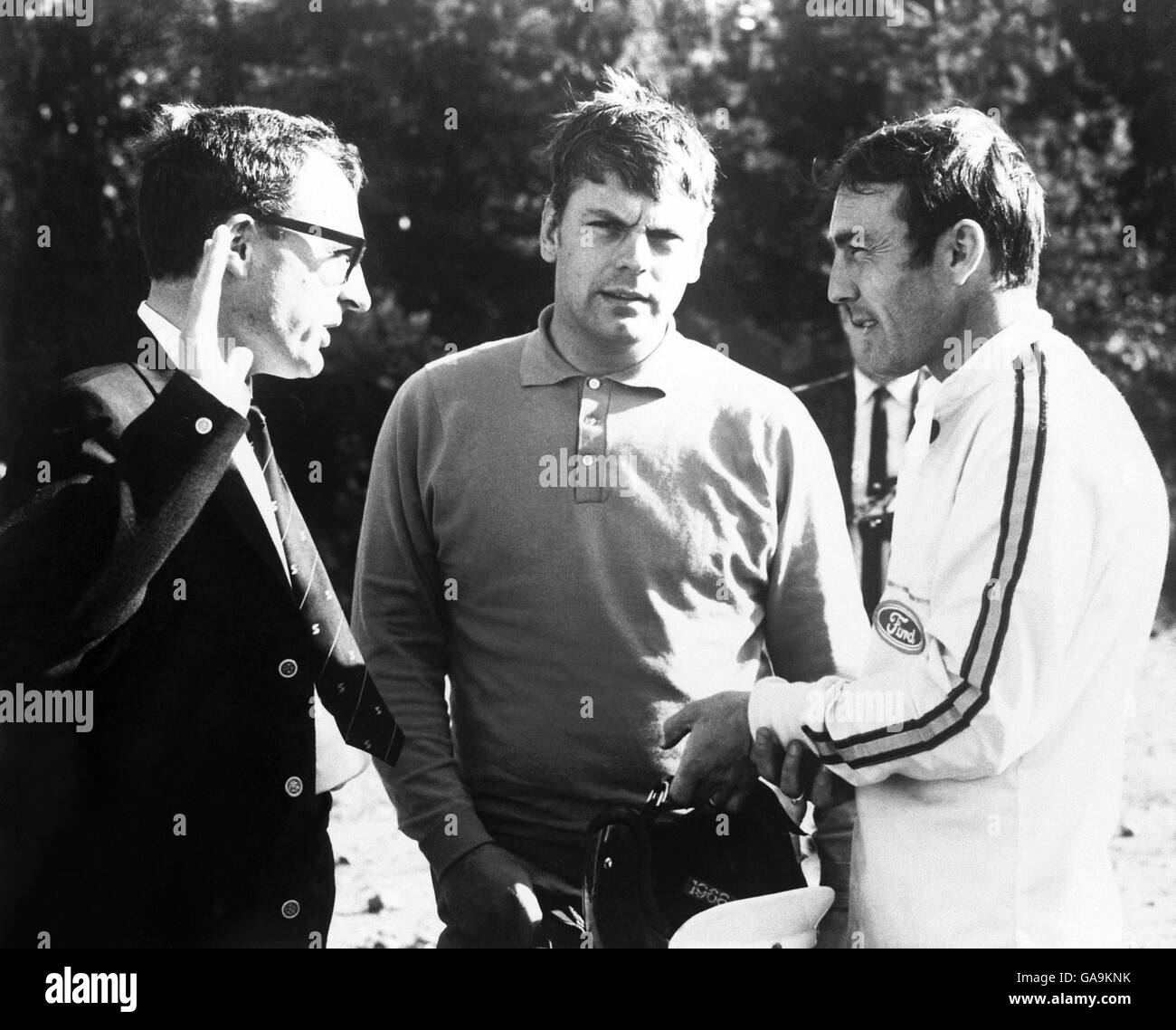 Motorsport - Rally Testing Ground - Chestham, Surrey. Der Fußballspieler Jimmy Greaves (r) von West Ham United bittet die Rallyefahrer Stuart Turner und Roger Clark um Rat Stockfoto