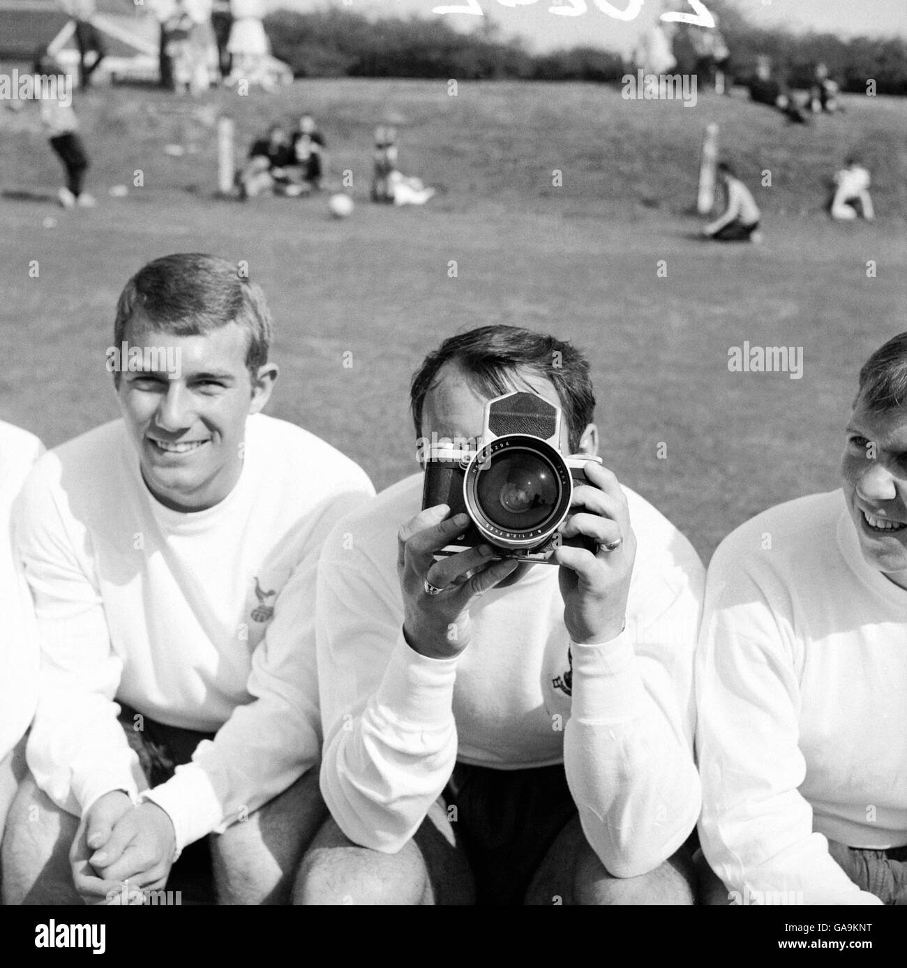 Jimmy Greaves von Tottenham Hotspur spielt mit einer Kamera. Stockfoto