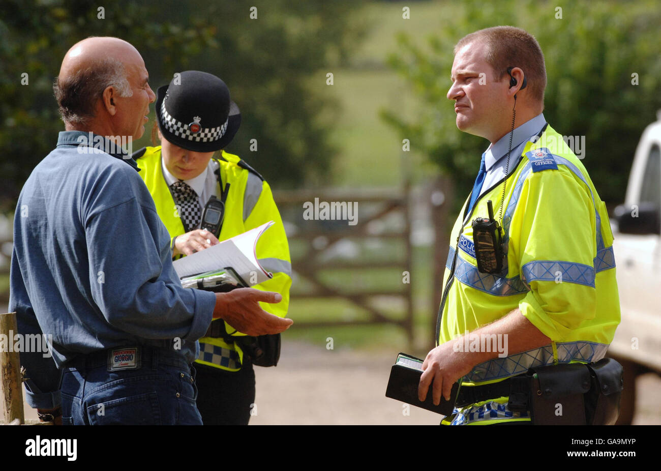 Ali Demin, links, ein Gänsehaut-Bauer und Besitzer von Goosefayre, liegt im Hardwick Park, in der Nähe von Lyne, Surrey, und spricht mit der Polizei am Eingang seines Anwesens. Sein Nachbar Robert Lawrence, der Rinder und Schweine auf der benachbarten Hardwick Park Farm Surrey züchtet, wo heute ein Ausbruch der Maul- und Klauenseuche bestätigt wurde. Stockfoto