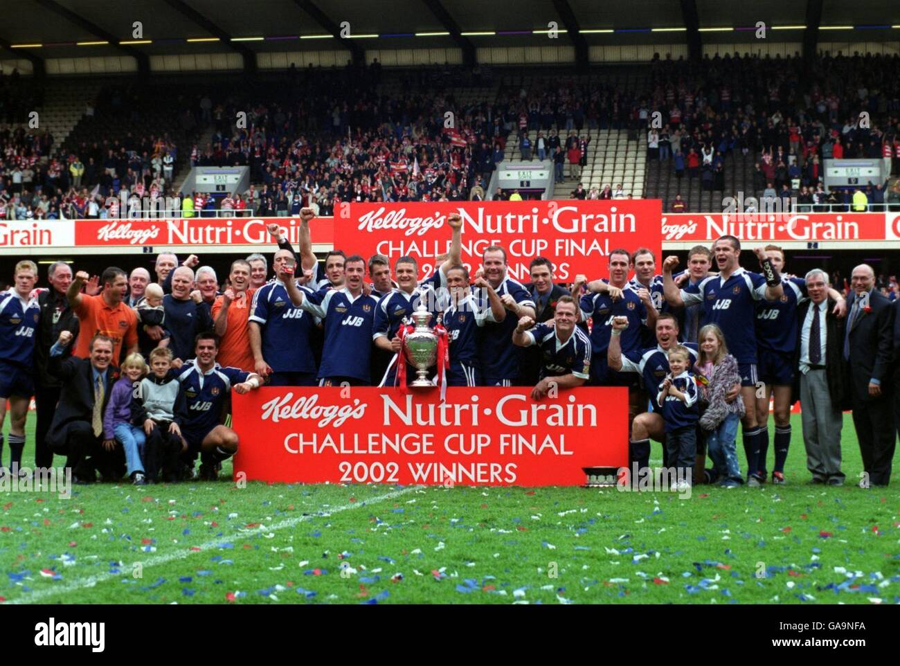 Rugby League - Kellogg's Nutri Grain Challenge Cup - Finale - St. Helens Saints gegen Wigan Warriors. Die Wigan-Krieger feiern den Sieg über die Heiligen der Heiligen Helen Stockfoto