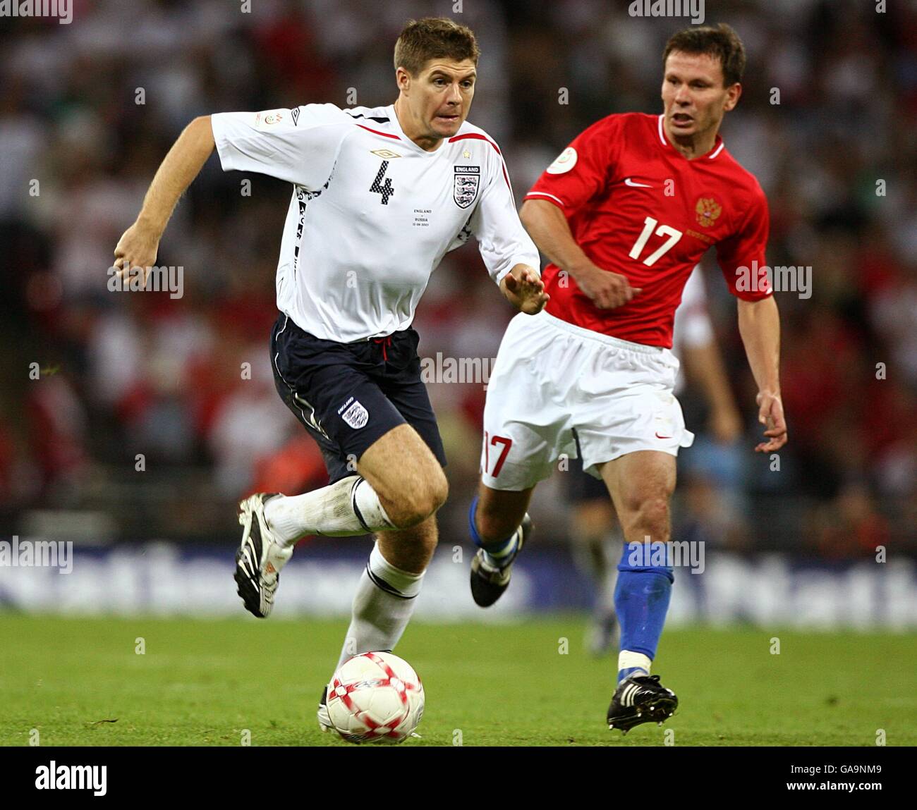 Fußball - UEFA European Championship 2008 Qualifikation - Gruppe E - England gegen Russland - Wembley Stadium. Der englische Steven Gerrard im Kampf gegen Russland. Stockfoto