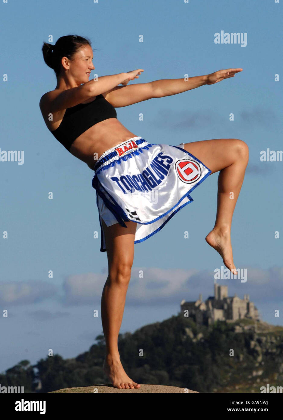 Thailändische Kickboxen-Weltmeisterin (W.I.K.B.A. Weltmeisterin) Julie Kitchen im Alter von 30 Jahren am Strand von Long Rock bei Penzance, Cornwall. Stockfoto