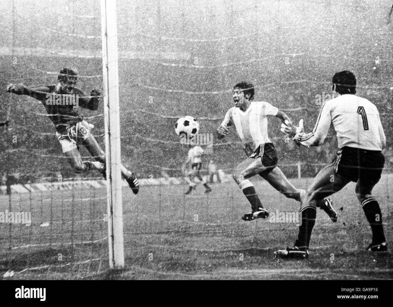 Fußball - Weltmeisterschaft Westdeutschland 74 - Gruppe A - Holland / Argentinien. Der Holländer Johnny Rep (l) führt das dritte Tor seines Teams an der Spitze des argentinischen Torwarts Daniel Carnevali (r) Stockfoto