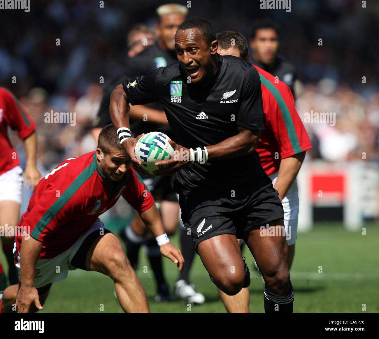 Rugby Union - IRB Rugby-Weltmeisterschaft 2007 - Pool C - Neuseeland gegen Portugal - Stade Gerland. Der Neuseeländer Joe Rokocoko bricht beim IRB-Weltcup-Spiel im Stade Gerland, Lyon, Frankreich, ab, um den zweiten Versuch Neuseelands zu erzielen. Stockfoto