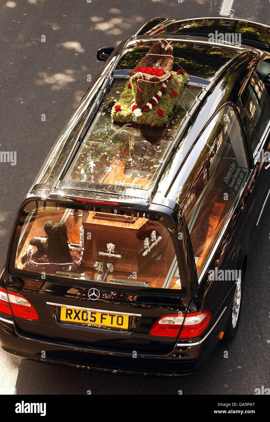 Der Leichenwagen geht zur Beerdigung von Hell's Angel Gerry Tobin, aus dem Londoner Clubhaus des Motorradclubs in der Dawson Street im Osten Londons. Stockfoto