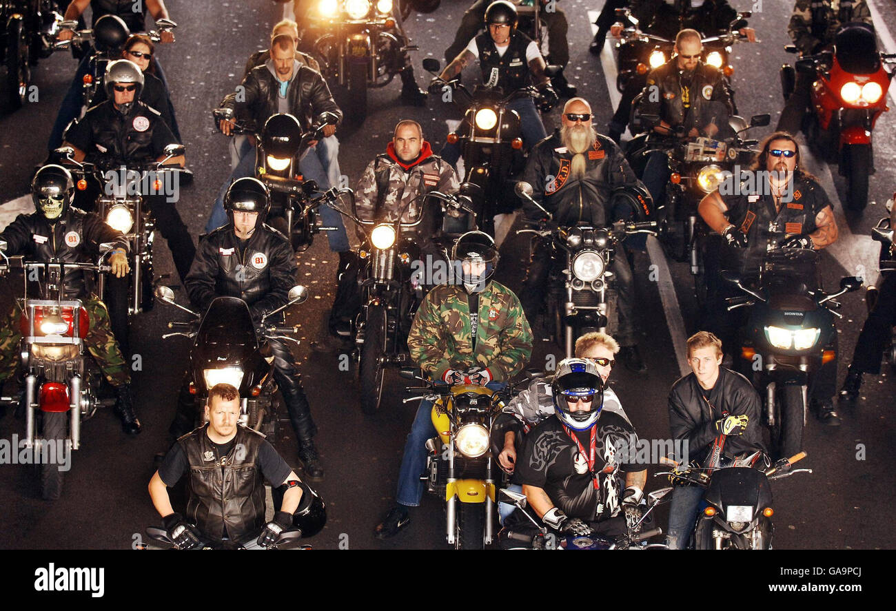 Einige der Biker in der Trauerfeier auf dem Weg zur Beerdigung von Hell's Angel Gerry Tobin aus dem Londoner Clubhaus des Motorradclubs in der Dawson Street im Osten Londons. Stockfoto