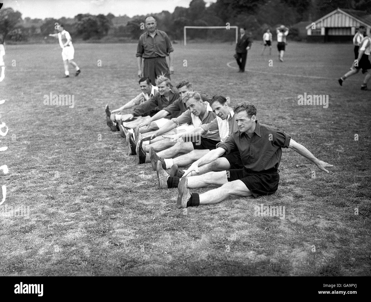 (L-R) Englands Bill Eckersley, Wilf Mannion, Roy Bentley, Billy Wright, Eddie Baily und Tom Finney Stretching während des Trainings in Dulwich Stockfoto