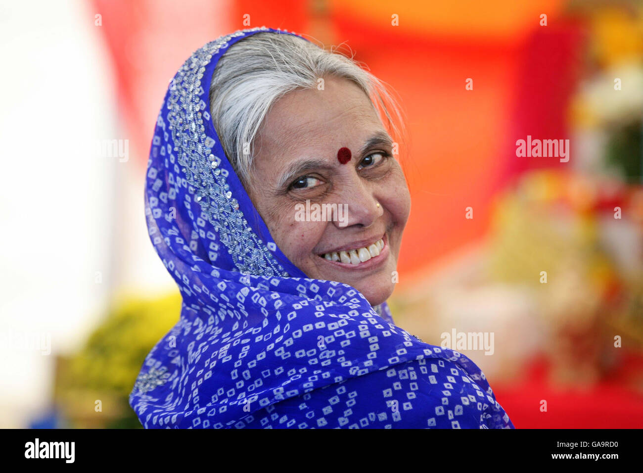 Eine Frau während einer Zeremonie in Southend-on-Sea, wo eine sechs-Fuß-Statue der Hindu-Gottheit Lord Ganesha geweiht wurde und ein kleineres Bild im Meer in der größten Immersionszeremonie einer Hindu-Gottheit außerhalb Indiens eingetaucht. Stockfoto
