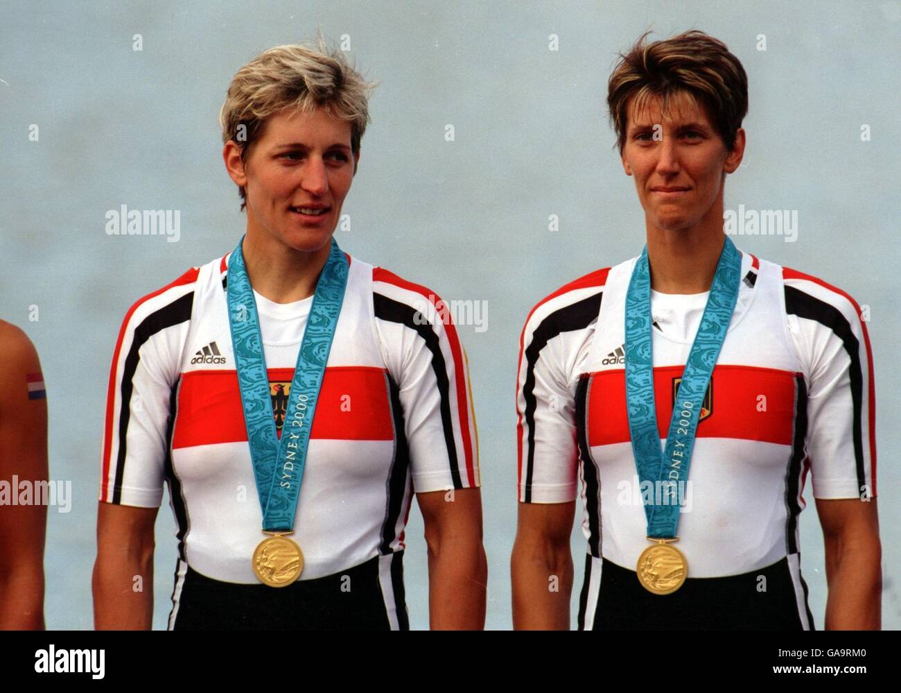 Olympische Spiele 2000 in Sydney - Rudern. l-r; das deutsche Doppelzweier-Team von Kathrin Boron und Jana Thieme feiert den Gewinn der Goldmedaille Stockfoto
