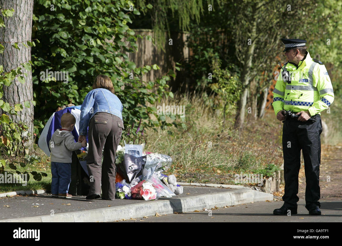 Hubschrauberabsturz in Schottland. Nach seinem Tod am Wochenende werden am Eingang des Hauses von Colin McRae Blumen hinterlassen. Stockfoto