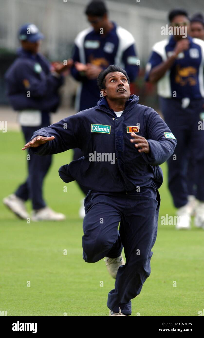 Sri Lankas Aravinda De Silva jagt die Ballnetze Ausbildung bei Lords Stockfoto