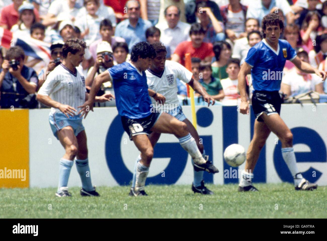 Argentiniens Diego Maradona (zweite l) Wird von Englands Kenny Sansom (l) und John Barnes überschattet (Zweite r) als er den Ball kontrolliert Stockfoto