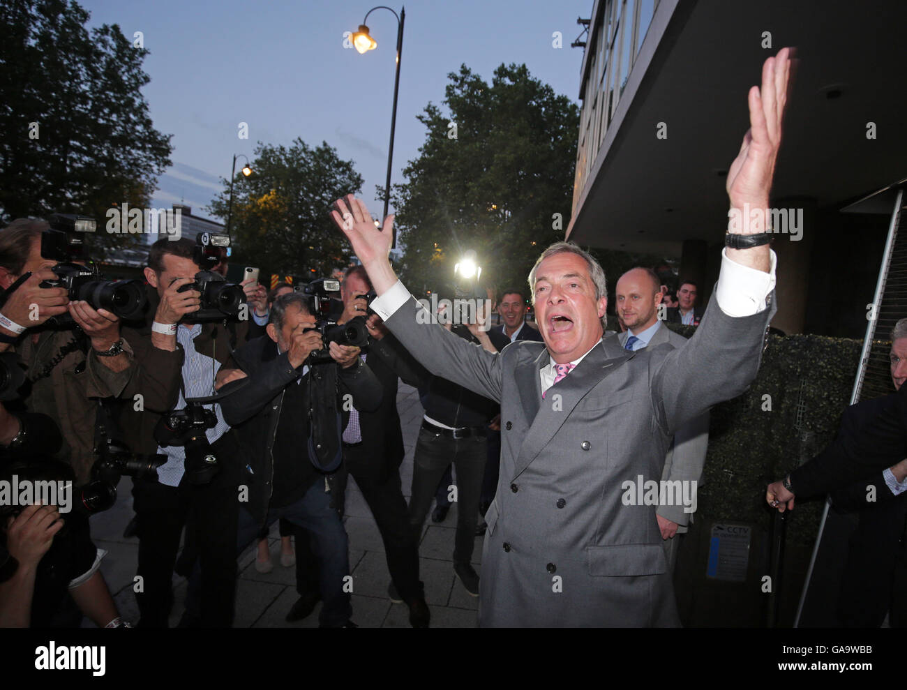 London, Großbritannien. 24. Juni 2016. Nigel Farage, Vorsitzender der UK Independence Party (UKIP), lächelt, als er eine Leave.EU Referendum Party in London, Großbritannien, 24. Juni 2016 verlässt. In einem Referendum am 23. Juni haben die Briten mit einer knappen Mehrheit der Europäischen Union (EU) verlassen gestimmt. Foto: MICHAEL KAPPELER/Dpa | weltweite Nutzung/Dpa/Alamy Live-Nachrichten Stockfoto