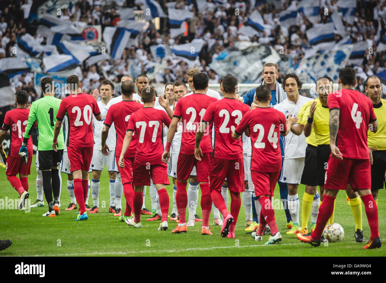 Kopenhagen, Dänemark. 3. August 2016. Die Spieler der beiden Mannschaften große entsprechen einander bei der UEFA Champions League-Qualifikation zwischen FC Kopenhagen und FC Astra Giurgiu bei Telia Parken. FC Kopenhagen gewann das Spiel 3: 0 und ein durch für die Play-off Runde. © Samy Khabthani/Alamy Live-Nachrichten Stockfoto