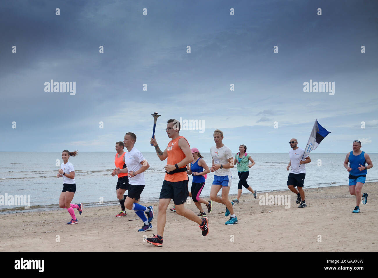 (160804)--NARWA-JOESUU, Aug.4, 2016 (Xinhua)--Läufer aus Großbritannien, Deutschland, Russland, Schweden, Lettland, Weißrussland und Estland besuchen den internationalen Frieden laufen Fackellauf am Strand in Narwa-Joesuu, Resort-Stadt im Nordosten Estlands. (Xinhua/Sergei Stepanov) Stockfoto