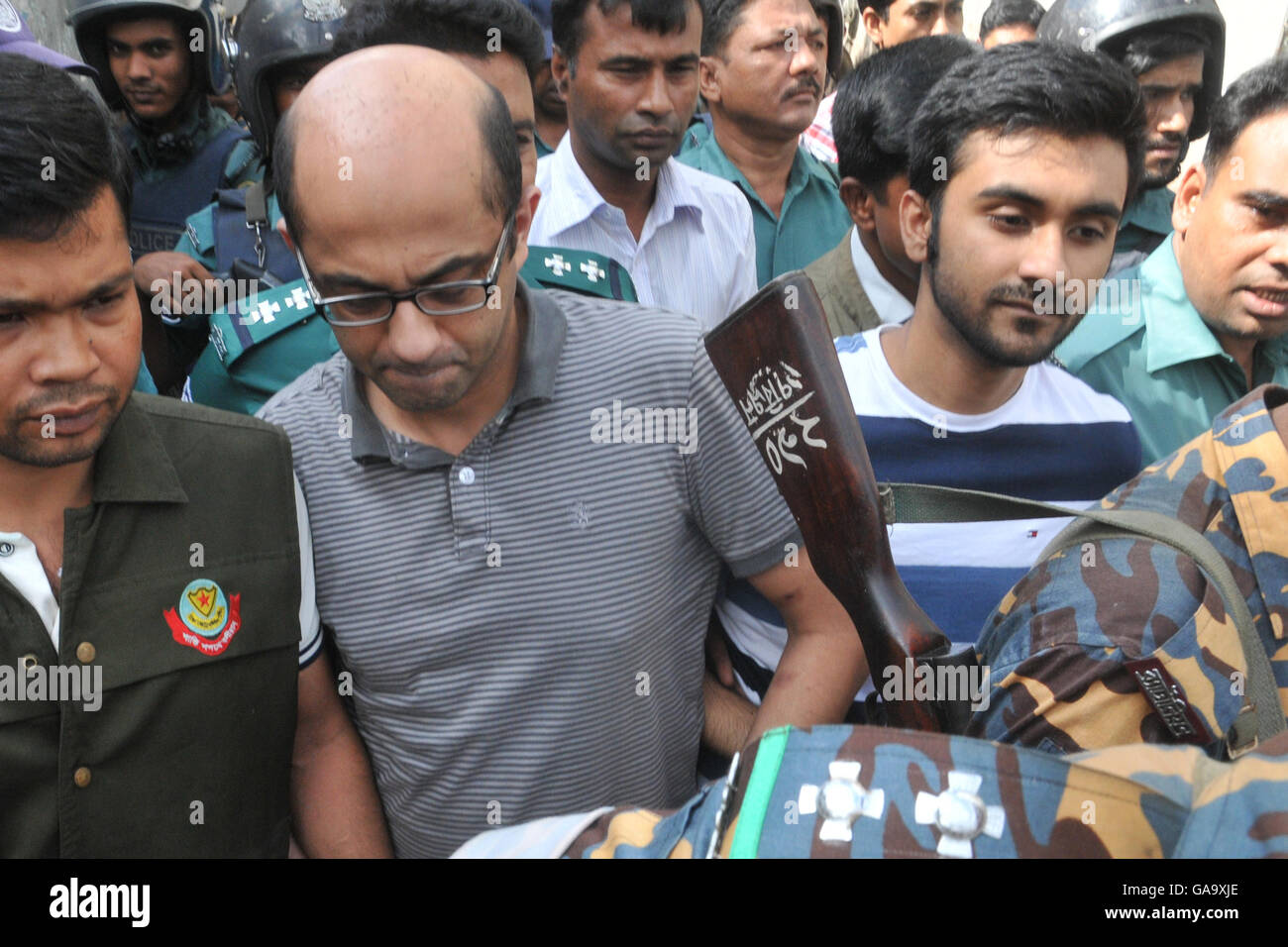 Dhaka, Bangladesch. 04 Aug, 2016. bangladesch Polizeieskorte ehemaligen Nord Süd Universität Lehrer, hasnat Karim (c-l)) und kanadische Studentin, tahmid hasib gegenüber dem Gericht (c-r) als Verdächtige in der holey Handwerker Bäckerei Terroranschlag, in Dhaka am 4. August 2016. Ein britischer Staatsbürger und ein Student an einer kanadischen Universität, Essen in einem der größten Fruchtsafthersteller Cafe waren, als es durch die dschihadisten Juli 2, 2016 belagert wurde, haben wegen des Verdachts der Beteiligung an dem Anschlag verhaftet worden. Credit: sajjad nayan/alamy leben Nachrichten Stockfoto