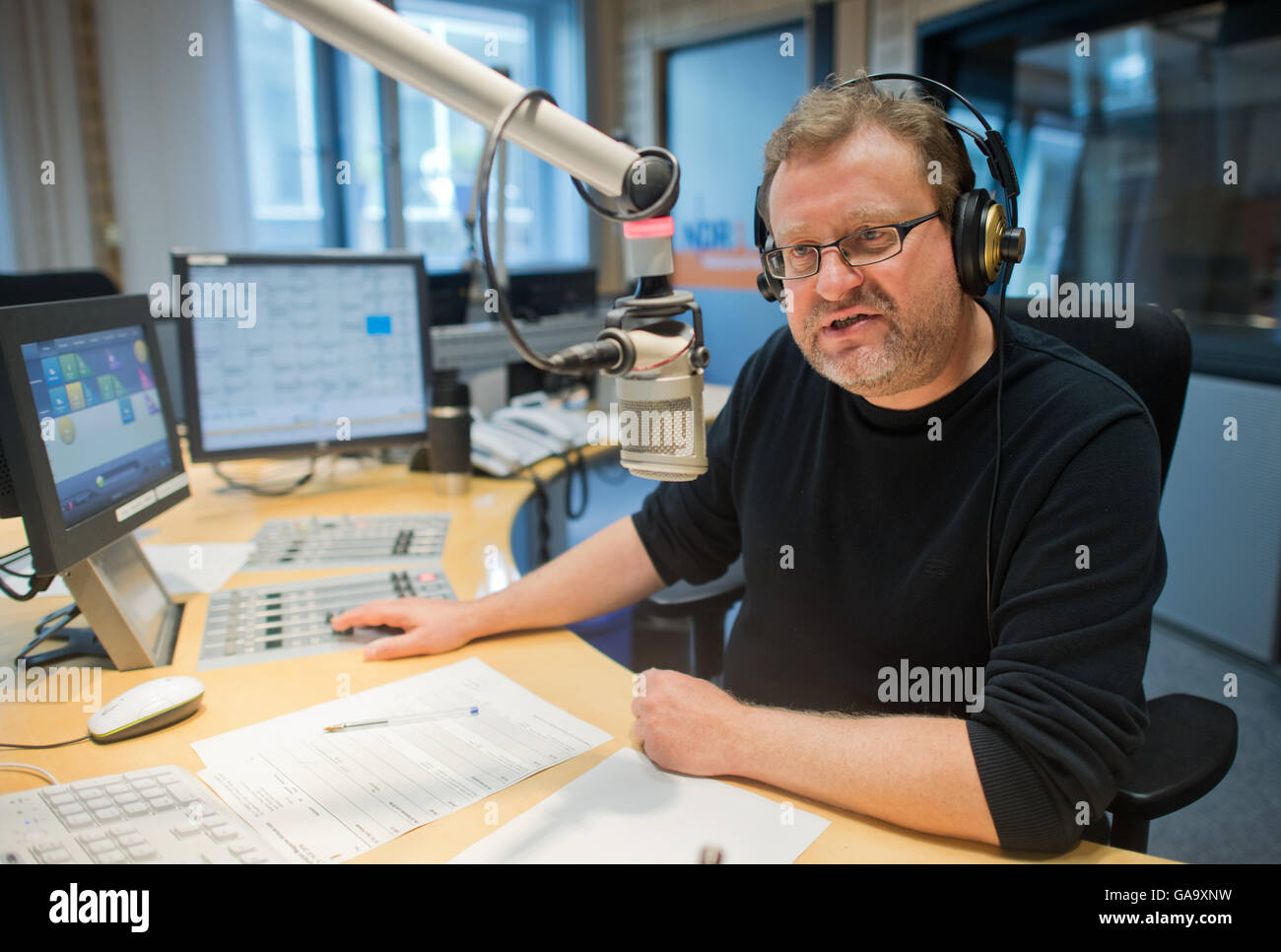 Radio-Host Jens Krause Gastgeber der Show NDR 1 Niedersachsen im Laufe des  Vormittags beim staatlichen Radiosender von der nördlichen Rundfunk (NDR)  in Hannover, Deutschland, 14. Juli 2016. Laut Media-Analyse ist NDR 1