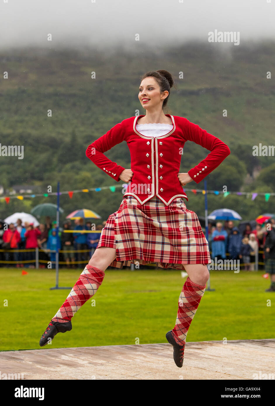 Portree, Schottland. 3. August 2016. Dies ist Laura Smith ein traditioneller schottischer Tanz-Demonstarion bei den Skye Highland Games 2016 in Portree, Schottland am 3. August 2016 zu tun. Die Spiele sind eines der Highlights des Kalenders Skye und werden jedes Jahr Tausende von Besuchern genossen sowie der lokalen Bevölkerung, die aus allen Ecken der Insel und darüber hinaus Zeugen oder zur Teilnahme an diesem authentischen Ausdrucks des Highland Tradition und Kultur kommen. Bildnachweis: JASPERIMAGE/Alamy Live-Nachrichten Stockfoto