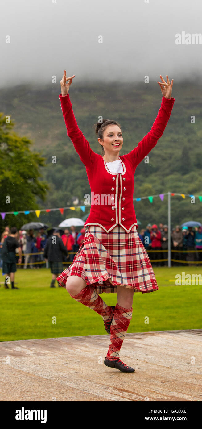 Portree, Schottland. 3. August 2016. Dies ist Laura Smith ein traditioneller schottischer Tanz-Demonstarion bei den Skye Highland Games 2016 in Portree, Schottland am 3. August 2016 zu tun. Die Spiele sind eines der Highlights des Kalenders Skye und werden jedes Jahr Tausende von Besuchern genossen sowie der lokalen Bevölkerung, die aus allen Ecken der Insel und darüber hinaus Zeugen oder zur Teilnahme an diesem authentischen Ausdrucks des Highland Tradition und Kultur kommen. Bildnachweis: JASPERIMAGE/Alamy Live-Nachrichten Stockfoto