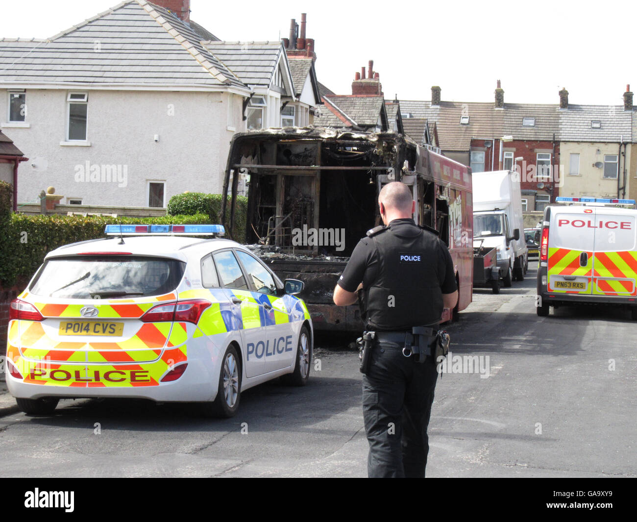 Halden Straße Heysham, Morecambe Lancashire Vereinigtes Königreich, 4. August 2016 Polizeibeamten am Tatort der letzten Nächte-Bus-Feuer, das einen geparkten Bus in einer Wohngegend von Heysham zerstört.  Behandeln die Polizei das Feuer, das einen Bus geparkt in Halden Road, Heysham als Brandstiftung Credit zerstört: David Billinge/Alamy Live News Stockfoto