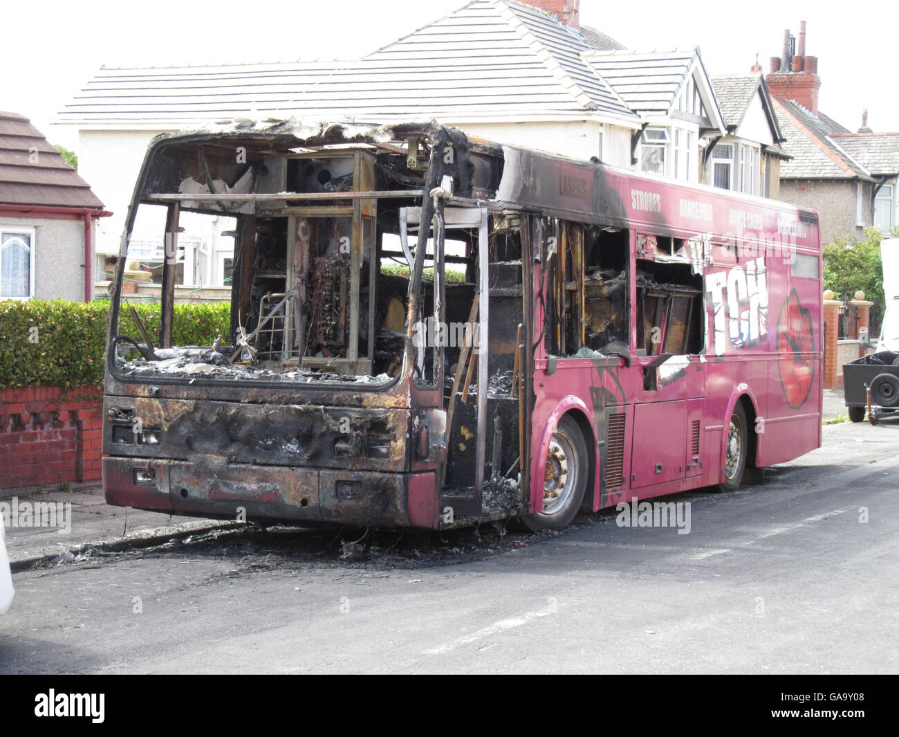 Halden Straße Heysham, Morecambe Lancashire Vereinigtes Königreich, 4. August 2016 Polizeibeamten am Tatort der letzten Nächte-Bus-Feuer, das einen geparkten Bus in einer Wohngegend von Heysham zerstört.  Behandeln die Polizei das Feuer, das einen Bus geparkt in Halden Road, Heysham als Brandstiftung Credit zerstört: David Billinge/Alamy Live News Stockfoto