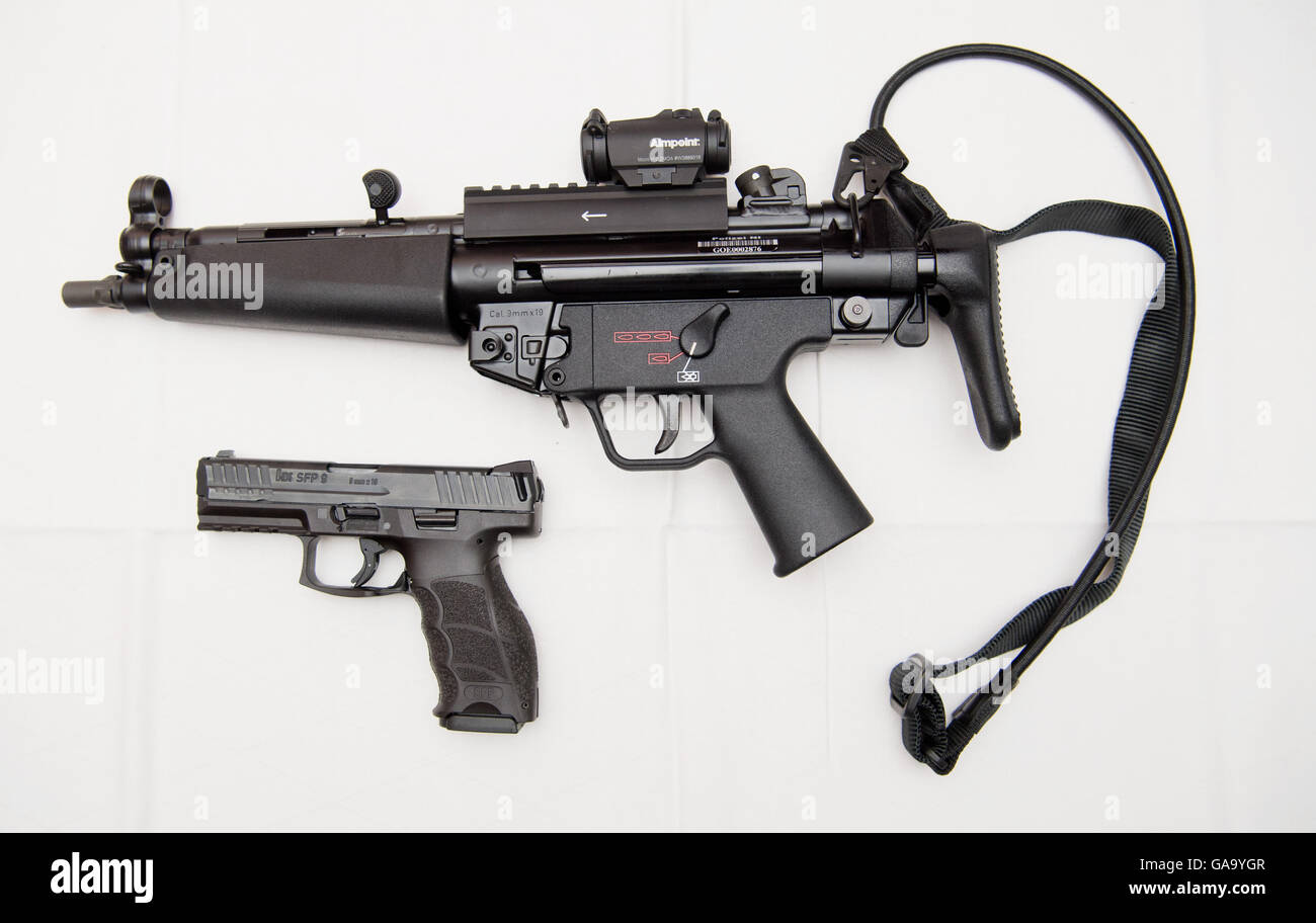 Hannover, Deutschland. 4. August 2016. Eine Maschinenpistole MP5 und ein SFP9 kann bei der zentralen Polizei Abteilung untere Sachsen (ZPD) in Hannover, 4. August 2016 gesehen werden. Die Waffen und Schutzkleidung gehören zur Standardausrüstung der Polizei. Foto: JULIAN STRATENSCHULTE/Dpa/Alamy Live News Stockfoto